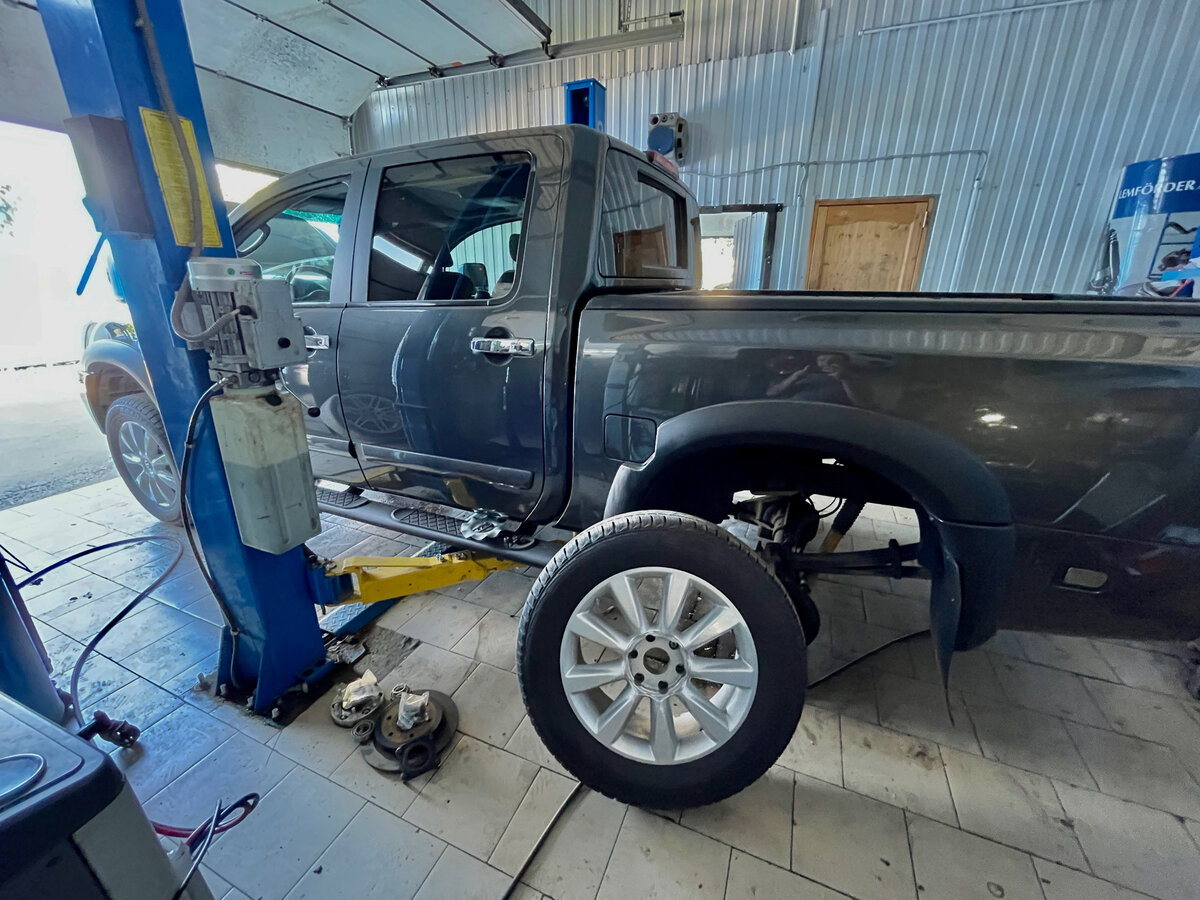 Вот в таком виде машина застряла на подъёмнике на шесть дней