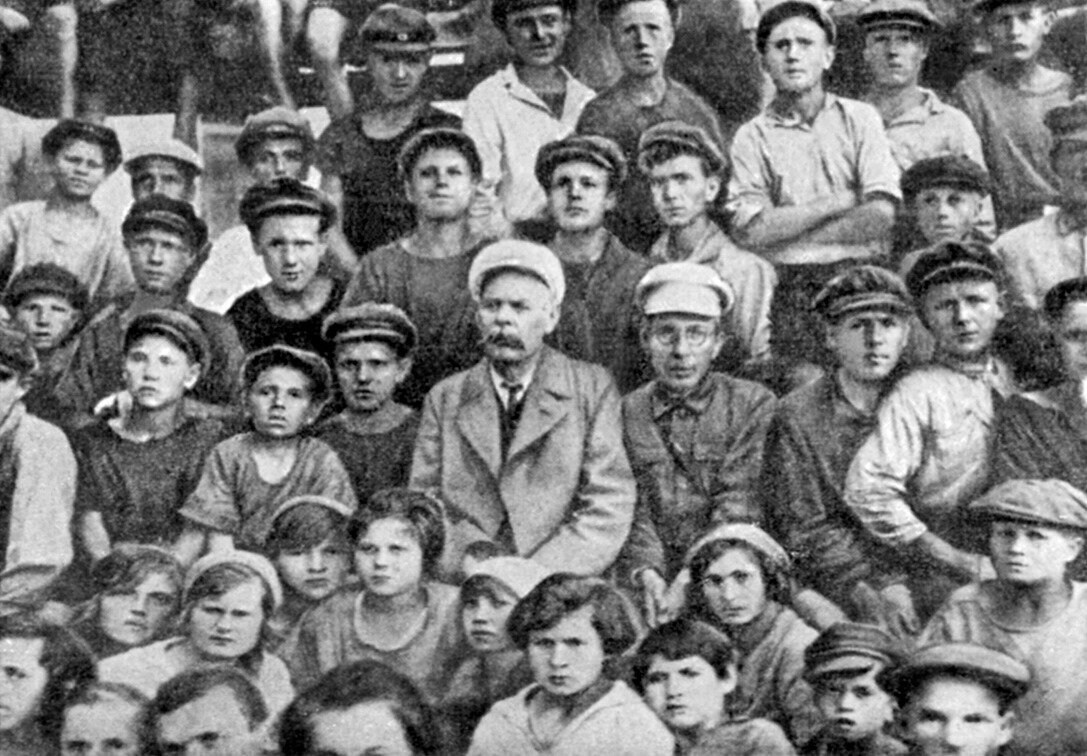   Колония им. М.Горького (в центре М.Горький и А.С.Макаренко)