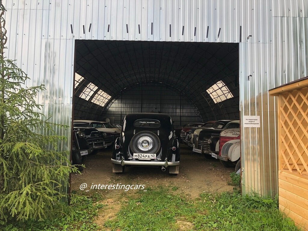 Вход в гараж с автомобилями