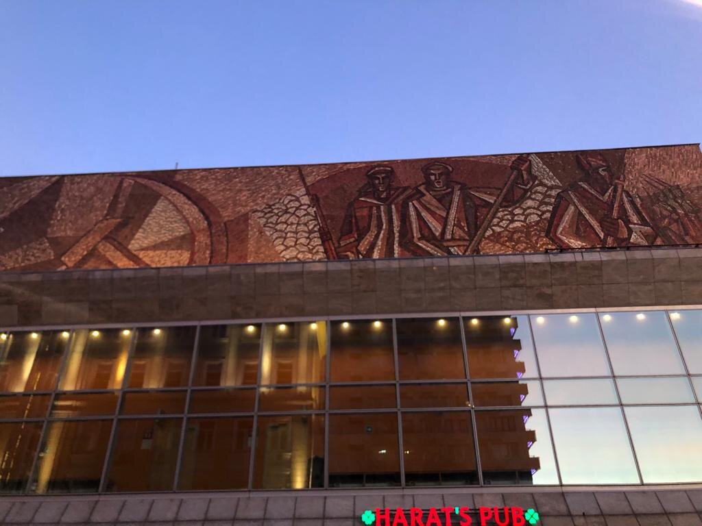 Мозаичное панно на здании современного кинотеатра.