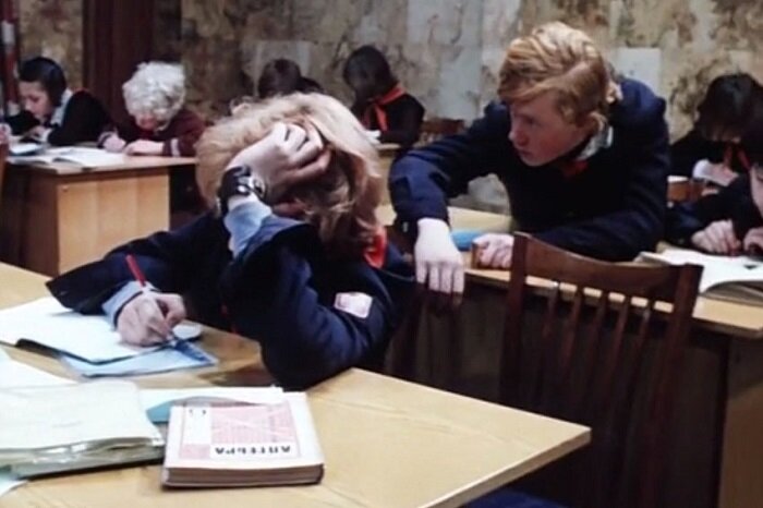 Изображение Яндекс Картинки. Кадр из фильма "Приключения Электроника". Уже обычные письменные столы, чувствуется влияние 1980-х