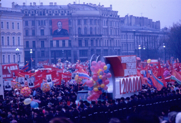 7 ноября 1976 еще в Ленинграде. https://a.d-cd.net/ZSAAAgHaCeA-1920.jpg