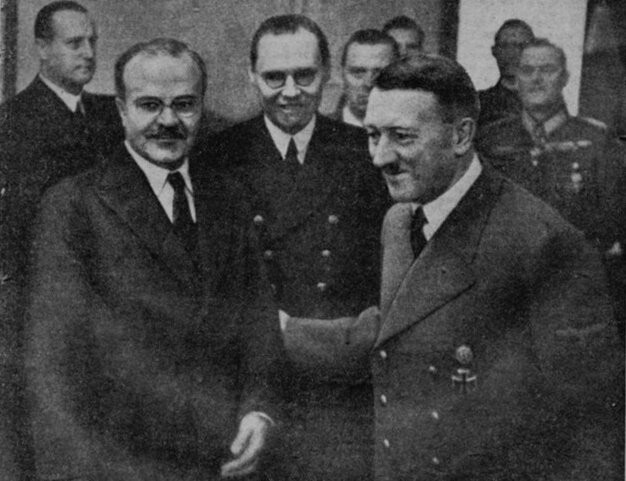 В.М. Молотов и А. Гитлер на переговорах в Берлине в ноябре 1940 г. Источник фото: Русская Семёрка (https://clck.ru/YuEMS).