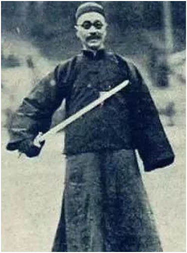 Важным моментом такой деятельности становится просветительская и популяризаторская работа Центрального Института Гошу, где в качестве ректора Уданского факультета активно продвигал технику фехтования обоюдоострым мечем цзянь генерал Ли Цзинлинь (李景林Lǐ Jǐnglín, 1885—1931).