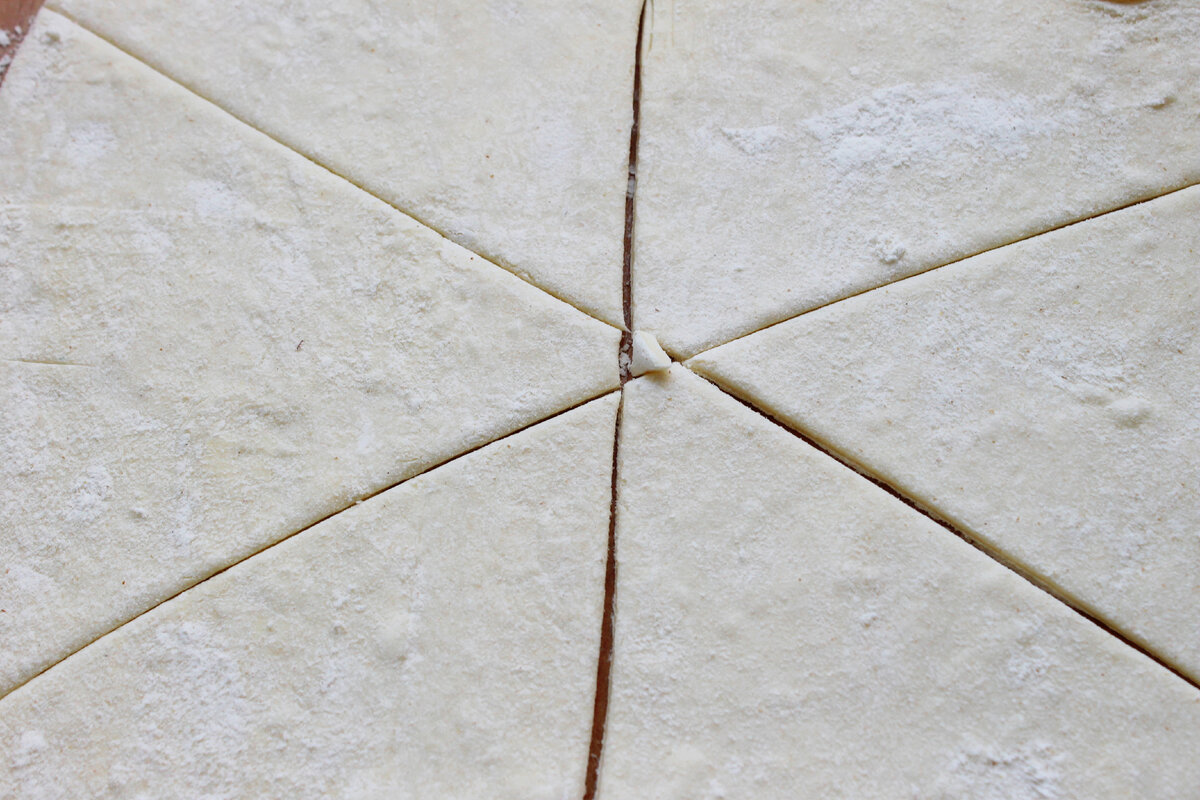 Режем тесто на треугольнички. Фото автора