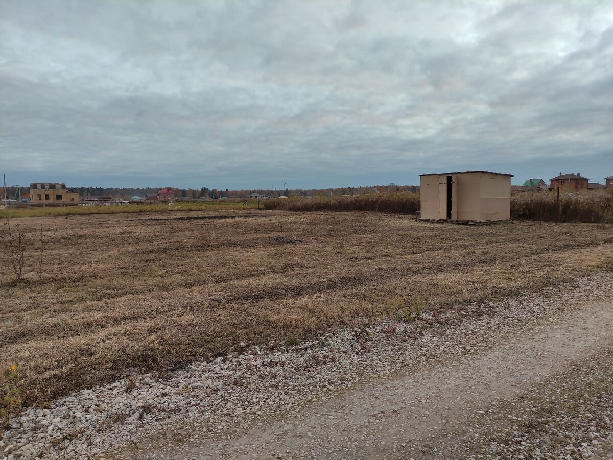 Наш участок. Перед наступлением холодов мы скосили траву. Построили сарайку.