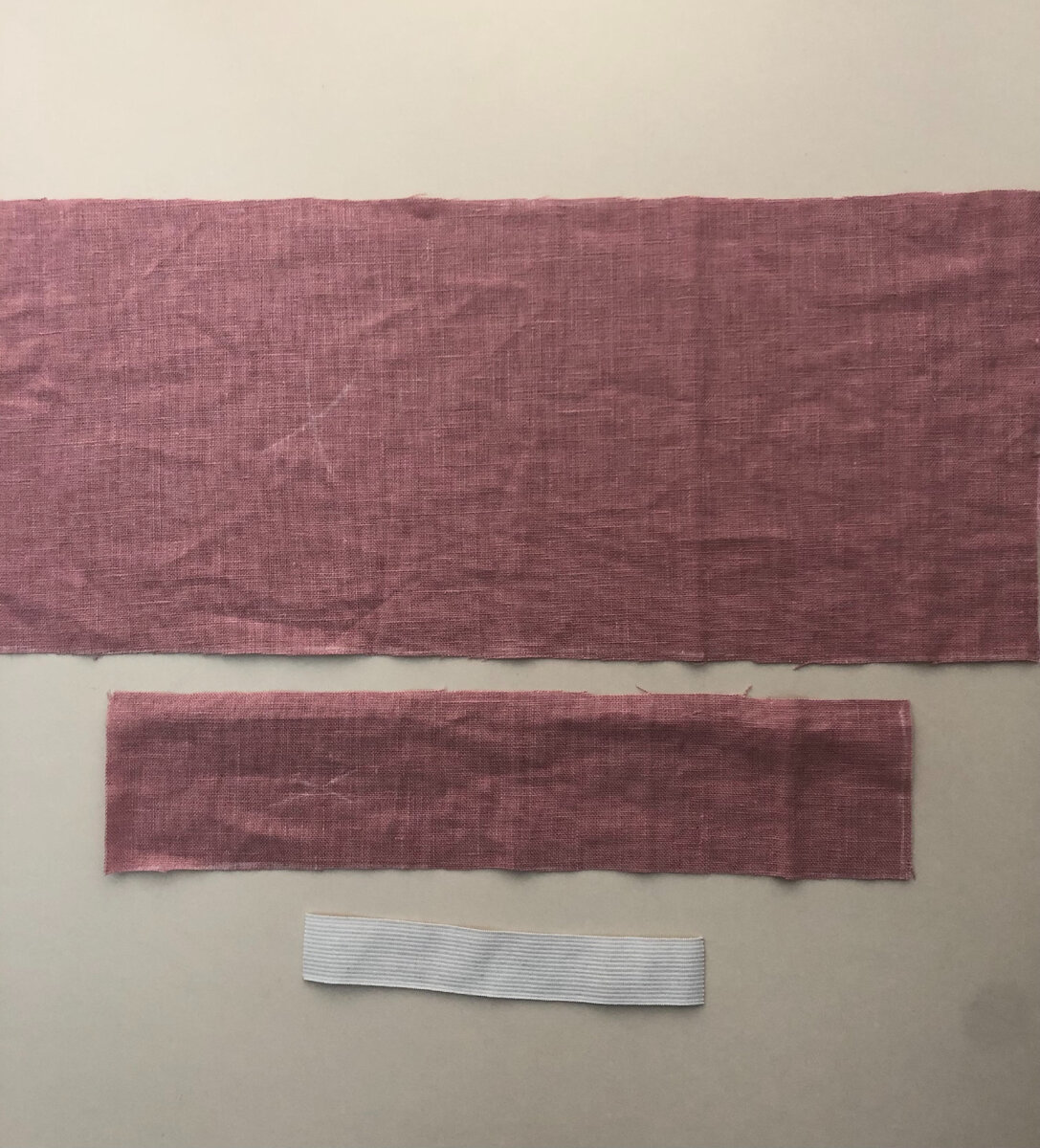 Для повязки нужно выкроить две полоски по долевой 17 х 40 см., 30 х 6,5 см., резинку 2,5 х 15 см..