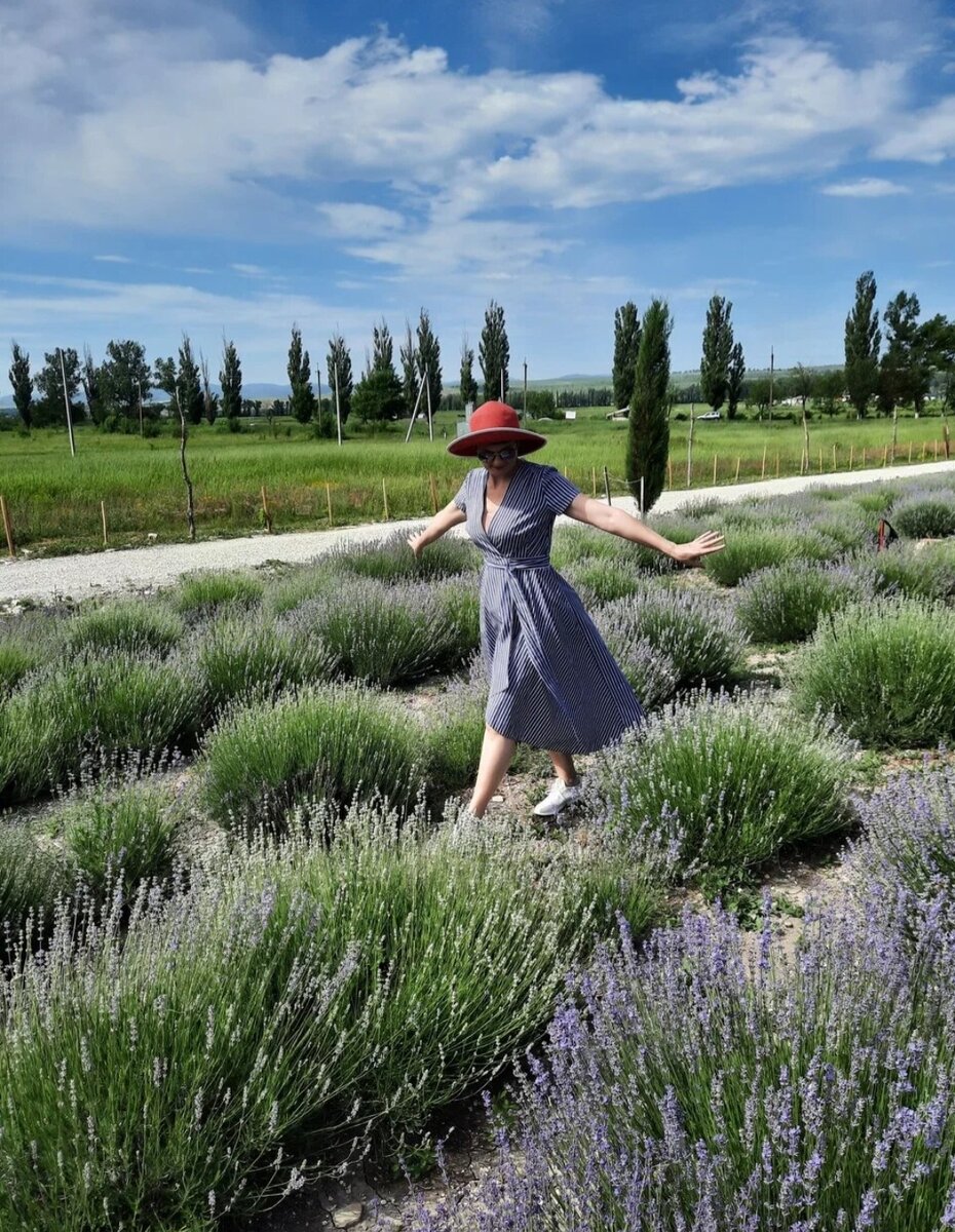 ⠀Я всегда стеснялась своего тела. Всегда, - сказала Ольга на  консультации.⠀С годами я росла. Я была высокая,  выше многих мальчиков в классе. У меня рост 181. Уже в школе у меня такой рост и был. И так как я быстро росла, я сутулилась, чтобы казаться ниже.⠀Нескладная была.⠀Но к 18 годам у меня выросла красивая грудь. Грудь 4-го размера. Это сейчас я понимаю, что она красивая, тогда я этого не знала. И не знала, что грудь это красиво.⠀А ещё я вам открою для меня стыдную вещь. Чтобы казаться полнее, знаете, что я делала?⠀Я в трусы на бедра подкладывала марлю, чтобы бедра КАЗАЛИСЬ ШИРЕ, а я БЫЛА КРАСИВЕЕ.⠀Понимаете, мне тогда казалось, что так это красиво. Хотелось, чтобы попа была хоть какая-то.⠀Вы не поверите, с тех пор я не сильно изменилась. Но тогда у меня было представление о себе, особенно в подростковом возрасте, что⠀💥 Я ОЧЕНЬ НЕКРАСИВАЯ💥 Я ОЧЕНЬ ХУДАЯ💥 Я НЕКРАСИВАЯ⠀Тема непринятия тела сквозила в каждом моменте. Я себя не видела КРАСИВОЙ ДЕВОЧКОЙ. Видите, до сих пор эта тема меня трогает, слезы.⠀МНЕ ЖАЛКО ТУ ДЕВОЧКУ, КОТОРОЙ Я БЫЛА!⠀Столько страданий пришлось вытерпеть с этой внешностью. Как я мучалась и переживала.⠀ВСЕ 40 ЛЕТ Я СЧИТАЛА СЕБЯ НЕКРАСИВОЙ!💥💥💥⠀Когда не было психологов, многие девочки, девушки, женщины проходили через мучения и жили в переживаниях.⠀ЭТО МОЖНО ИЗБЕЖАТЬ.⠀Не за 1 неделю и даже не за 1 месяц. За год можно получить конкретный результат:⠀КАК ПТИЦА ФЕНИКС ВОЗРОЖДАЕТСЯ ИЗ ПЕПЛА - ПОЧУВСТВОВАТЬ СЕБЯ КРАСИВОЙ!⠀❓️Скажите, как изменится ваша жизнь, когда почувствуете себя красивой до кончиков волос? Сможете отразить критику своей внешности❓️