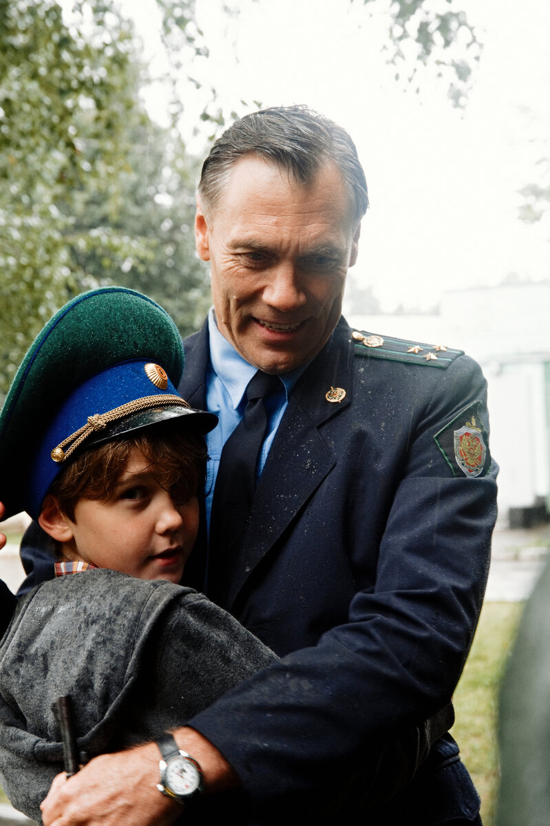 Михаил Хмуров в роли генерала Мещерякова, тестя Алексея, и Роман Ленков в роли его сына Данилы. Кадр из сериала