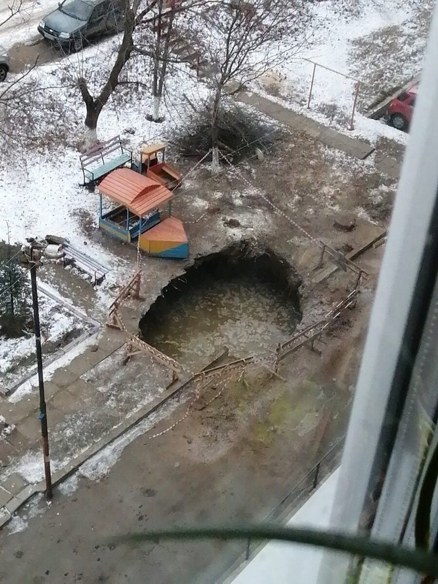     Яма образовалась недалеко от детской площадки Фото: Таня Малец