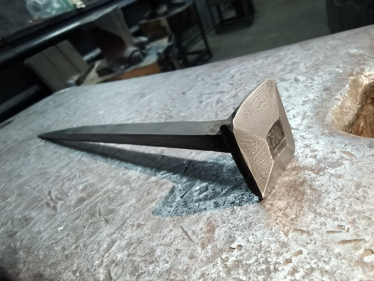 Гвоздь, ага. Из дамаска. А почему бы и нет 