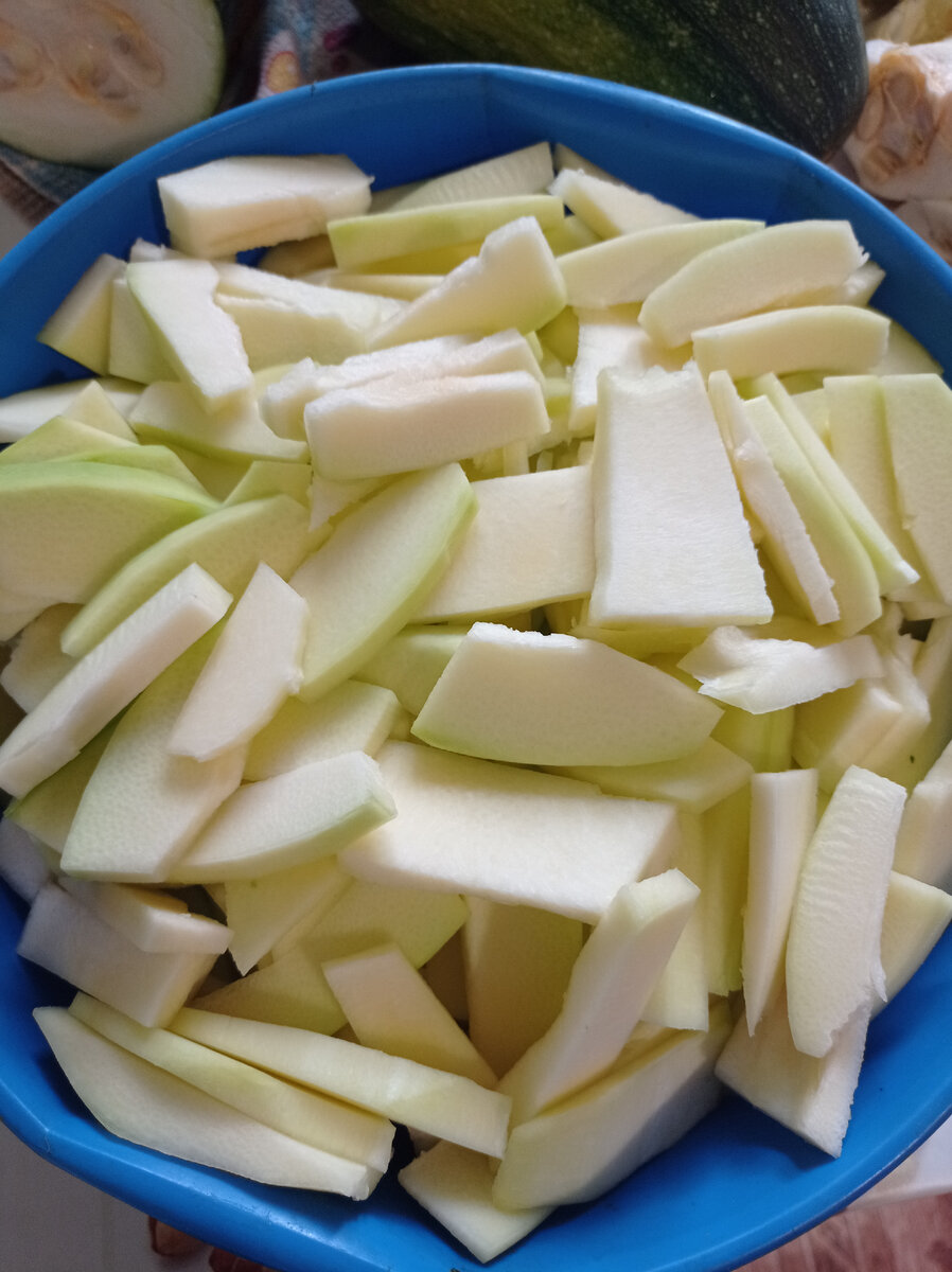 Кабачки нарезанные на дольки. 
