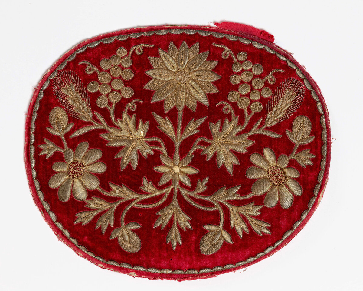 РЭМ 5494–96. Донце повойникообразного кокошника московского типа. Бархат, картон, хлопчатобумажная ткань; металл: золотная нить, блёстки. Конец XVIII – начало ХIХ в. Европейская часть России. Поступил в РЭМ в 1923 г. (из коллекции С.С. Соломко)