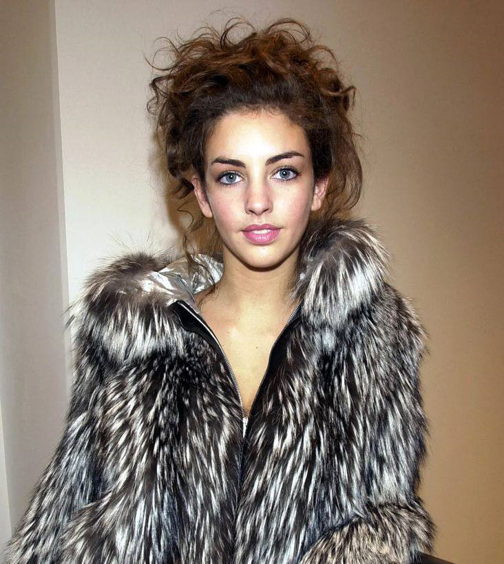 Роуз происходит из аристократической семьи.