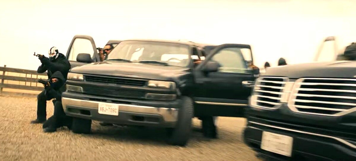 Да что не так с этими наркокартелями? Как приедут в гости и сразу с порога огнестрельное хамство устраивают! Неужели так трудно сначала выпить, закусить, за жизнь "перетереть" - авось по-мирному и разойдемся? 