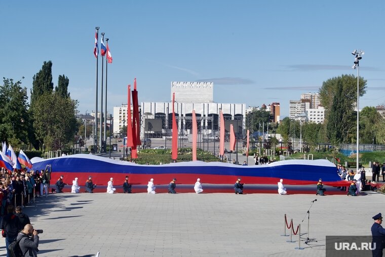    Первыми огромный флаг увидели VIP элиты Пермского края