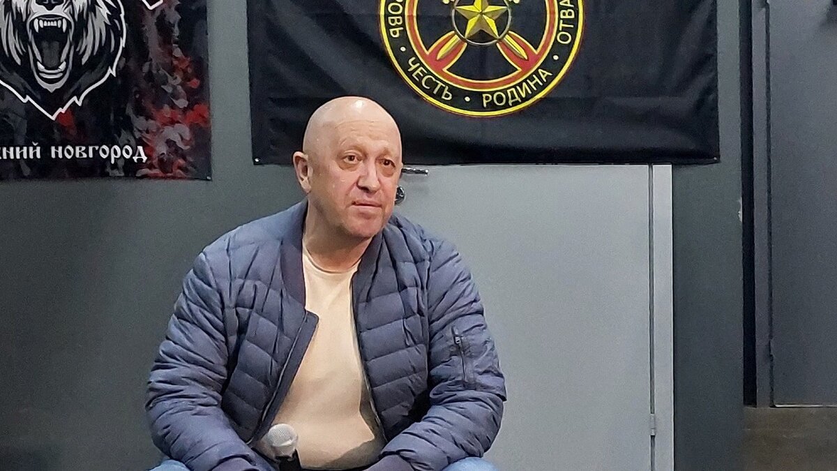     Гибель в авиакатастрофе в Тверской области главы ЧВК «Вагнер»* Евгения Пригожина попала в список громких политических убийств. Его смерть породила массу версий из категорий теорий заговора. Об этом пишут «Новые известия».