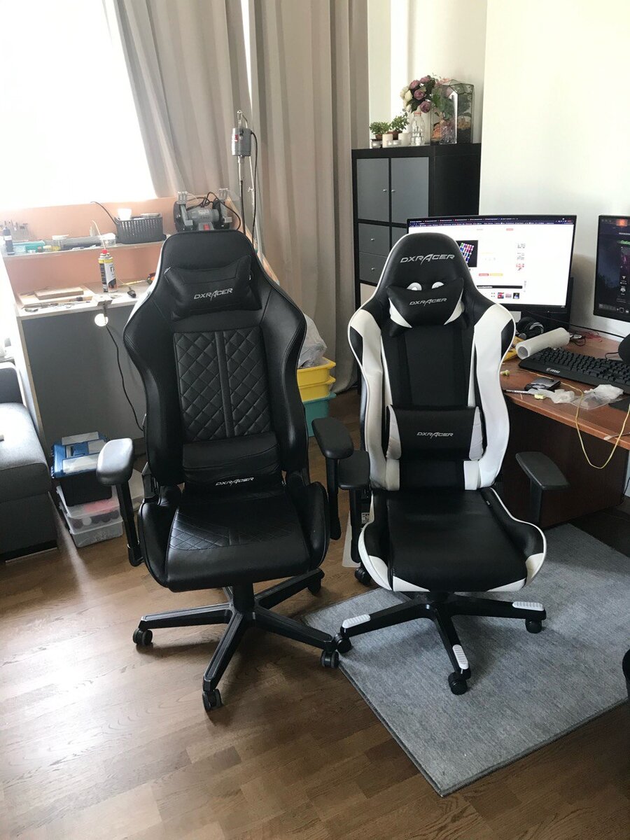 На фото два кресла фирмы DXRACER
