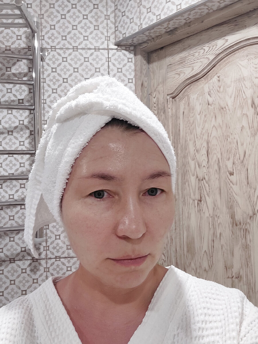 До отпуска лицо было отёкшим и поплывшим (потому что забросила себя). Мне кажется, что сейчас выгляжу неплохо. Всё подтянулось.