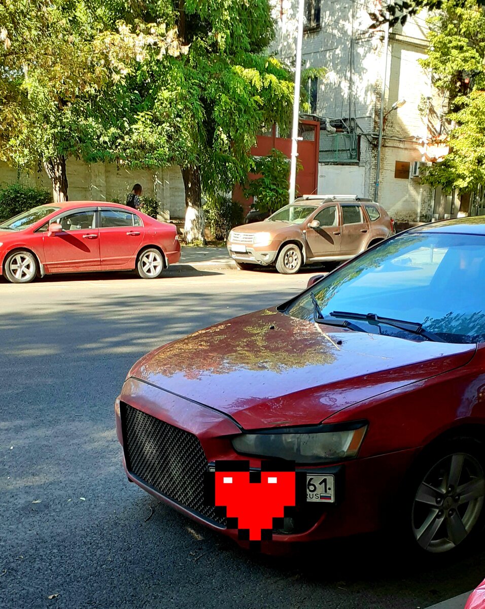 Красный прекрасный автомобиль. Фото автора.