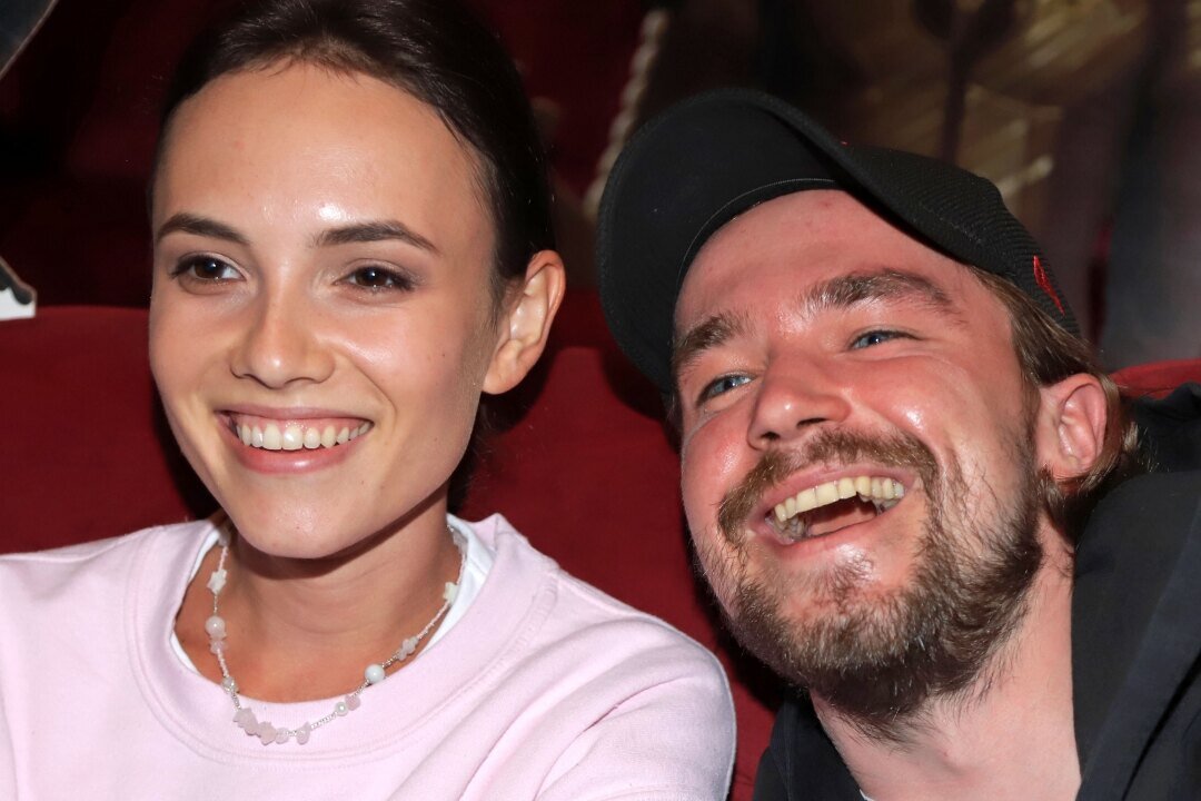     «Знакомиться? Только если вы из полной семьи»: Стася Милославская высмеяла Александра Петрова после его свадьбы