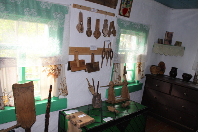    Сколько лет всей этой утвари, представить сложно