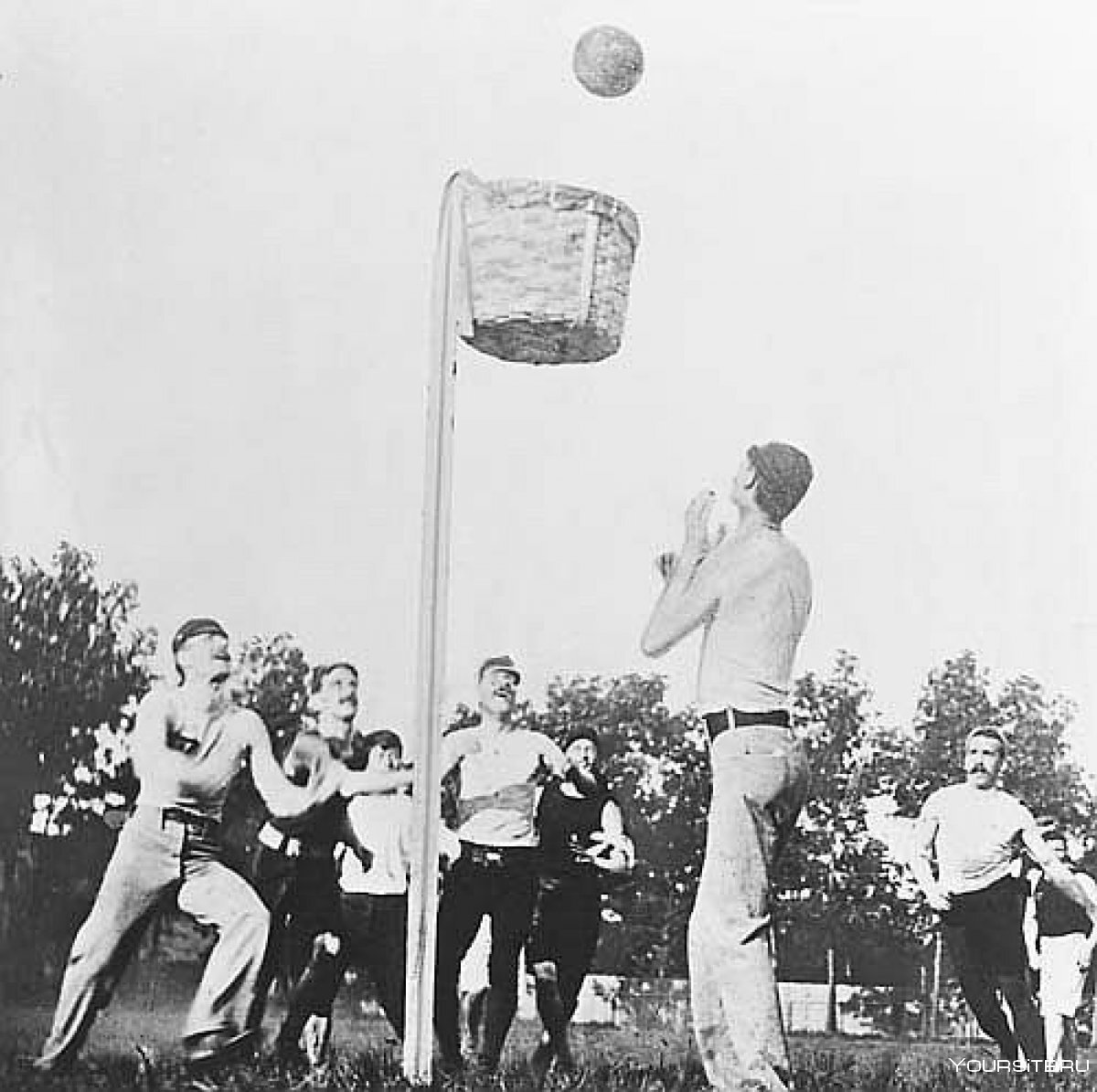 Баскетбольный матч в Спрингфилде 
Фото: Basketball Hall of Fame, Springfield, Massachusetts, U. S., https://vk.cc/cr3vt7