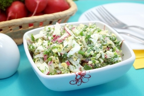 ”Вкусный, легкий, весенне-летний салат с редисом и яйцом, который можно по быстрому приготовить по любому поводу.„ Время приготовления 15 минут :