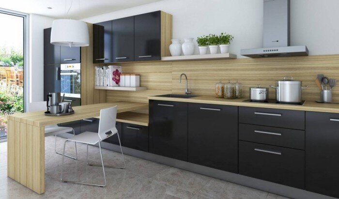  
Какой может быть деревянная кухня.
Древесина – интерьерный материал вне времени. Её использовали в архитектуре и декоре столетия назад, не менее популярна она и сегодня. Дерево никогда не выходит из моды и подходит практически под любые стили и цветовые схемы. И если кому-то кажется, что дерево – не лучший материал для кухни, можно не беспокоиться: современные покрытия таковы, что влажность и брызги жира кухне не помеха.
