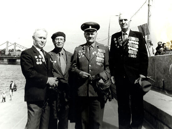 Михаил Аллер — второй слева.