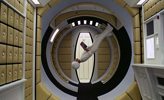 
Картина, снятая в далеком 1968 году, до сих пор вызывает восторг у зрителей и кинокритиков не только благодаря своему сюжету, но и искусным эффектам. А ведь в то время Голливуд не мог похвастаться большими возможностями в области спецэффектов — вот и пришлось создателям фильмов выкручиваться.
