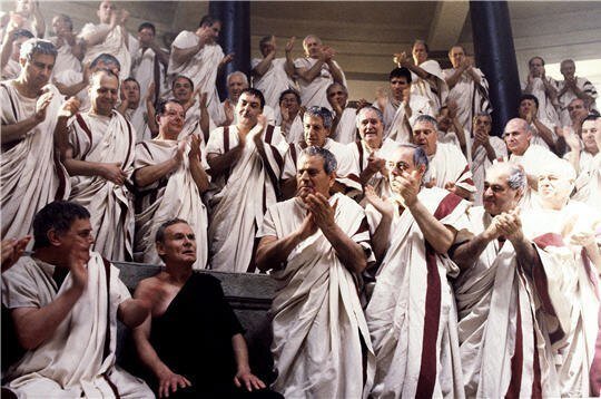 Римские сенаторы были не только государственными мужьями, но и наследственными потомками древних знатных родов, имевших собственные финансовые связи и интересы.