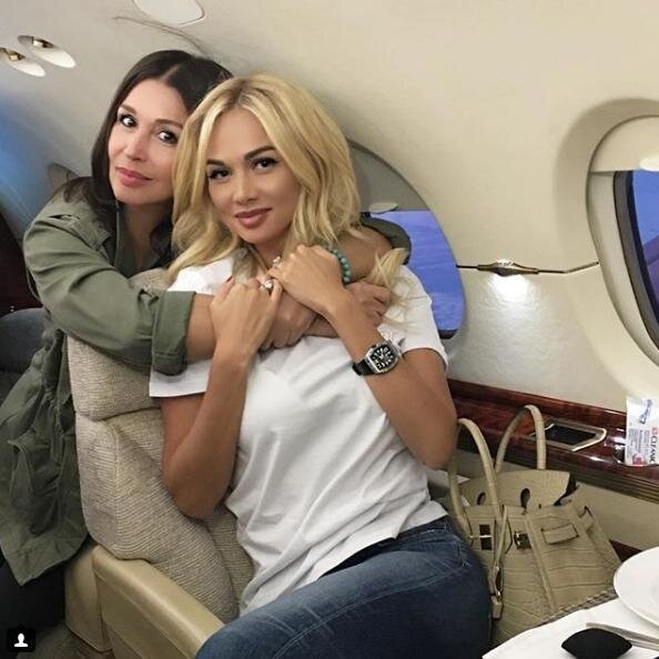 Виктория Лопырева показала снимок со своей молодой мамой