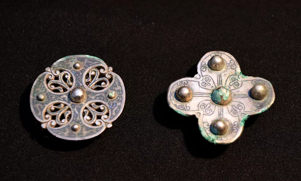 Клад викингов был выкуплен за 2 млн долларов и размещен в Национальном музее Шотландии (Фото Jeff J Mitchell/Getty Images)