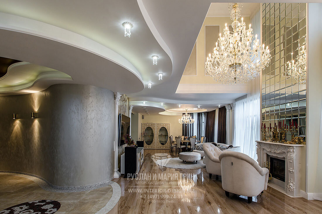 Гостиная с камином в загородном доме