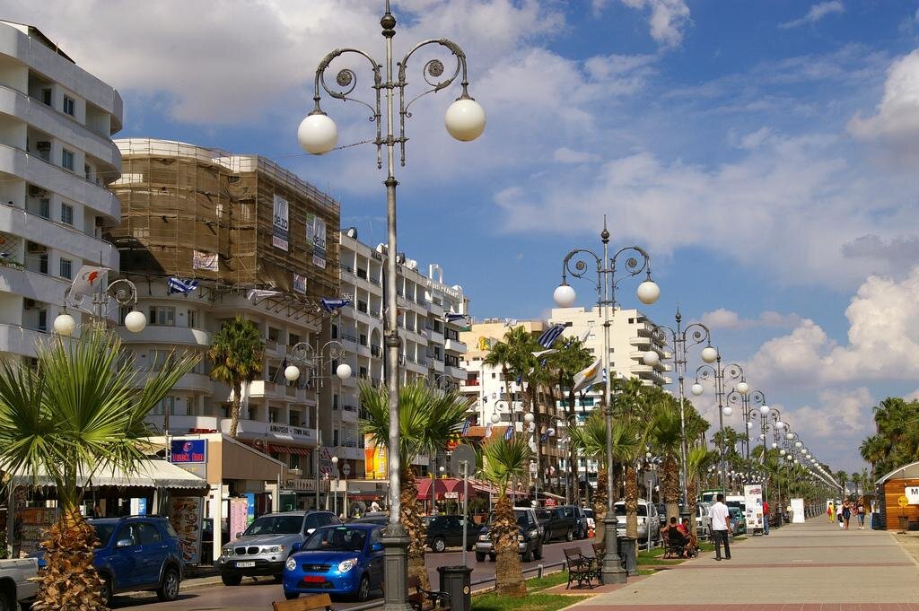 Larnaca cyprus. Ларнака Кипр. Ларнака Кипр центр города. Набережная Финикудес Ларнака. Ларнака Кипр набережная.