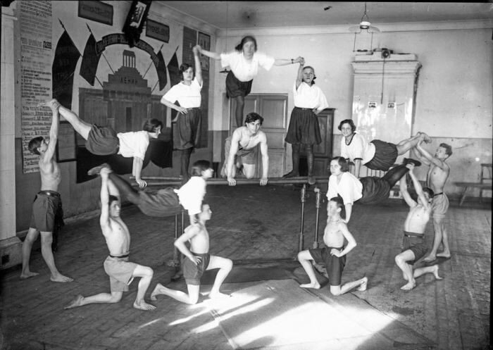 Пирамида комсомольцев на фоне первого мавзолея В. И. Ленина, 1924 год