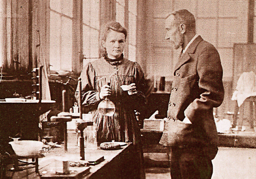 Мария и Пьер Кюри в своей лаборатории. Фото 1900 года. 