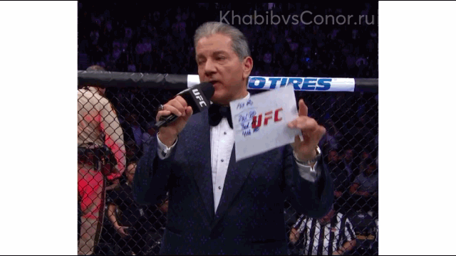 Брюс Баффер оглашает результат боя