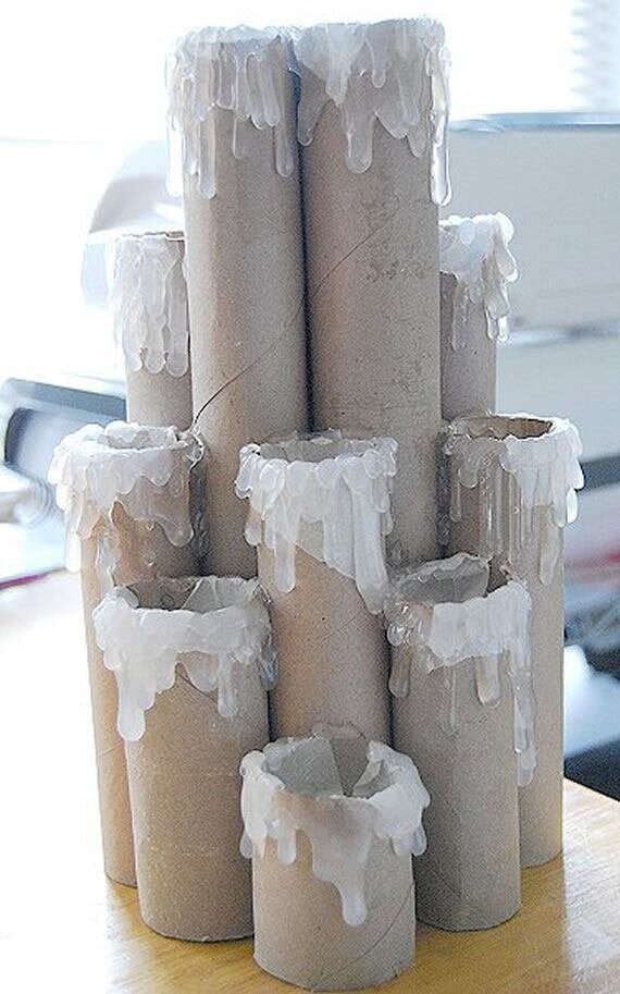 Как из втулки от туалетной бумаги создают новогодние поделки?
