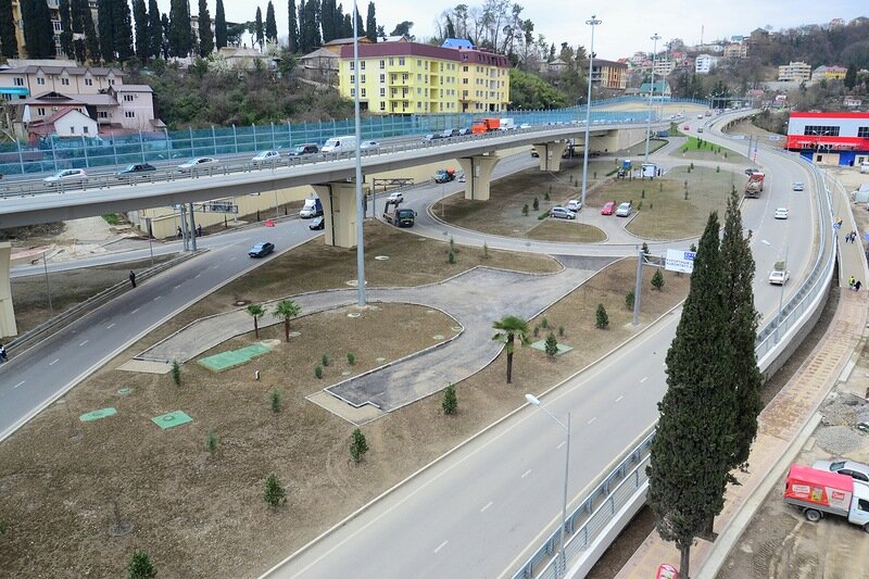 Ну, еду я в крайней правой полосе, поглядывая в зеркало заднего вида (не будем вспоминать блондинку, которая искренне удивлялась - зачем смотреть назад, когда едешь вперёд?!). У меня на хвосте висит фронтовая "Газель", фронтовая, даже не беру в кавычки, именно на такой возят патроны! Приближается парковочный "карман" возле школы, водитель-газелист тут же лихо заруливает в него, меня обЪезжает и норовит занять место в ряду впереди. Я сохраняю спокойствие и еду не пропуская, приёмчик не удался! Впереди снова местное уширение проезжей части - для остановки МТС(маршрутных транспортных средств). Что вы думаете? манёвр повторяется -мой противник(как тут по другому скажешь?) снова повторяет те же действия - и снова я спокойная, как сто китайцев еду не уступая ни пяди на родной полосе!