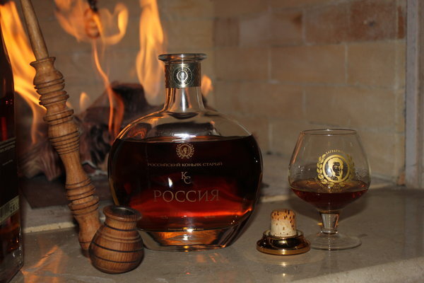 Коньяк "Россия" Кизлярского коньячного завода, 15 лет выдержки в дубовых бочках.