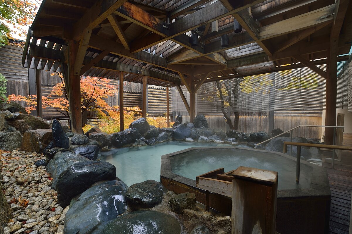 Японская общая купальня. Онсэн в Токио. Горячие источники онсены Япония. Бани онсен Япония. Термальный курорт Хаконе Япония.