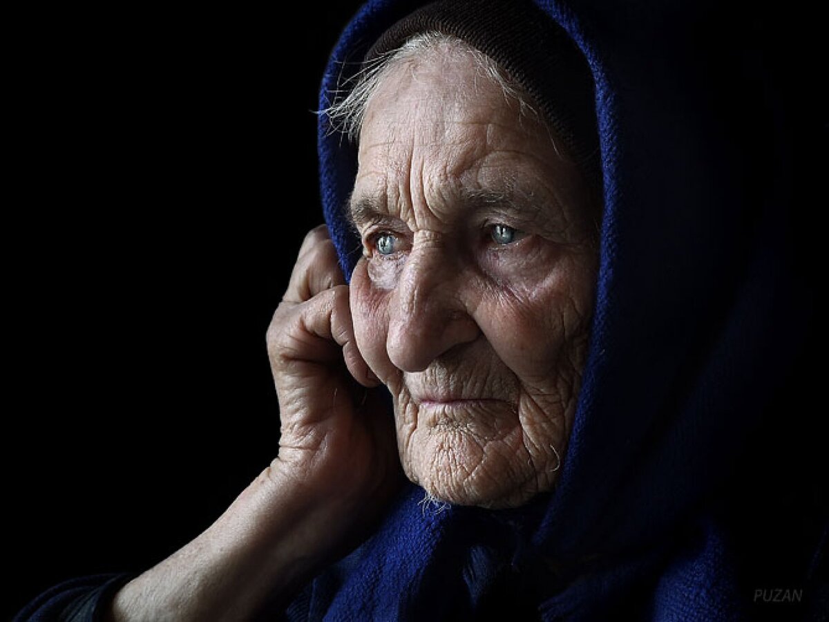 Еще человек не пожилой имевший глаза сладкие. Грустная бабушка. Старушка плачет. Старенькая мама. Старенькая бабушка.