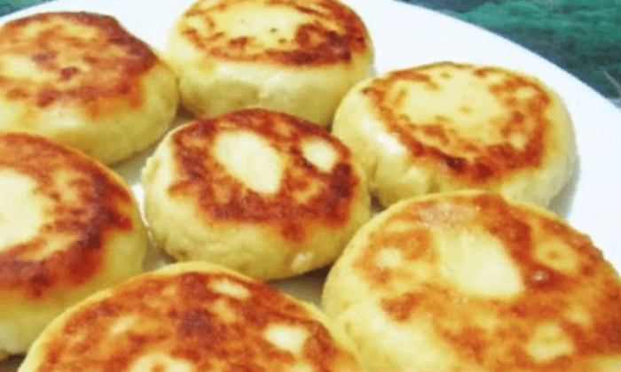 

Как сделать сырники пушистыми.
У большинства из нас вкус сырников ассоциируется с детством. Сладкие, нежные, воздушные – они просто таяли во рту. Но сейчас почему-то у многих не получаются столь же пышные сырники, как у их мам или бабушек. Мы раскроем 3 секрета, которые помогут добиться успеха.