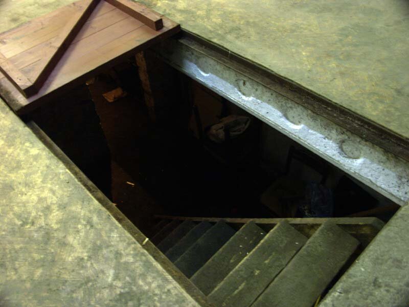 Почему мокрый и капает потолок погреба зимой: решения проблемы