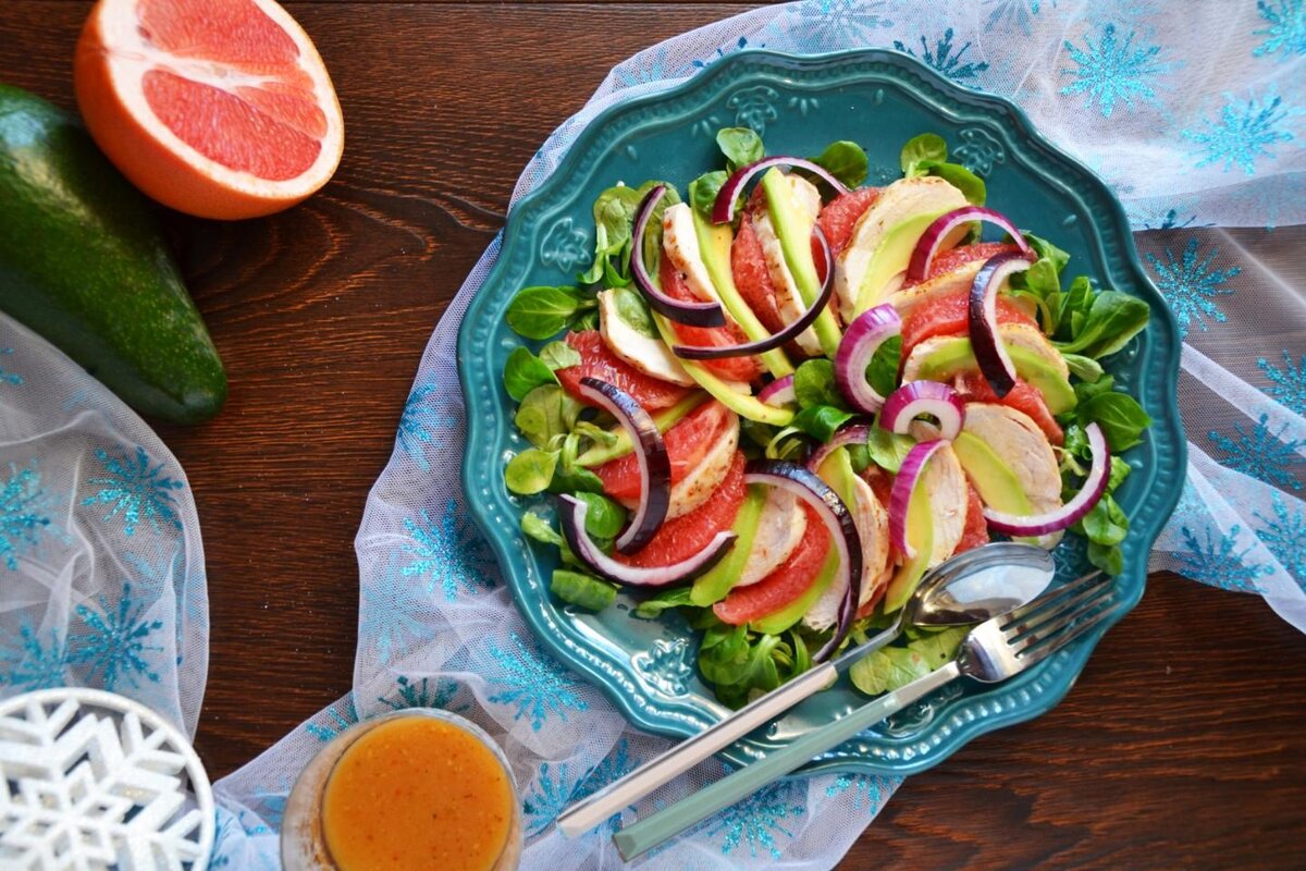 Салат с киноа, курицей и авокадо — рецепт с фото пошагово