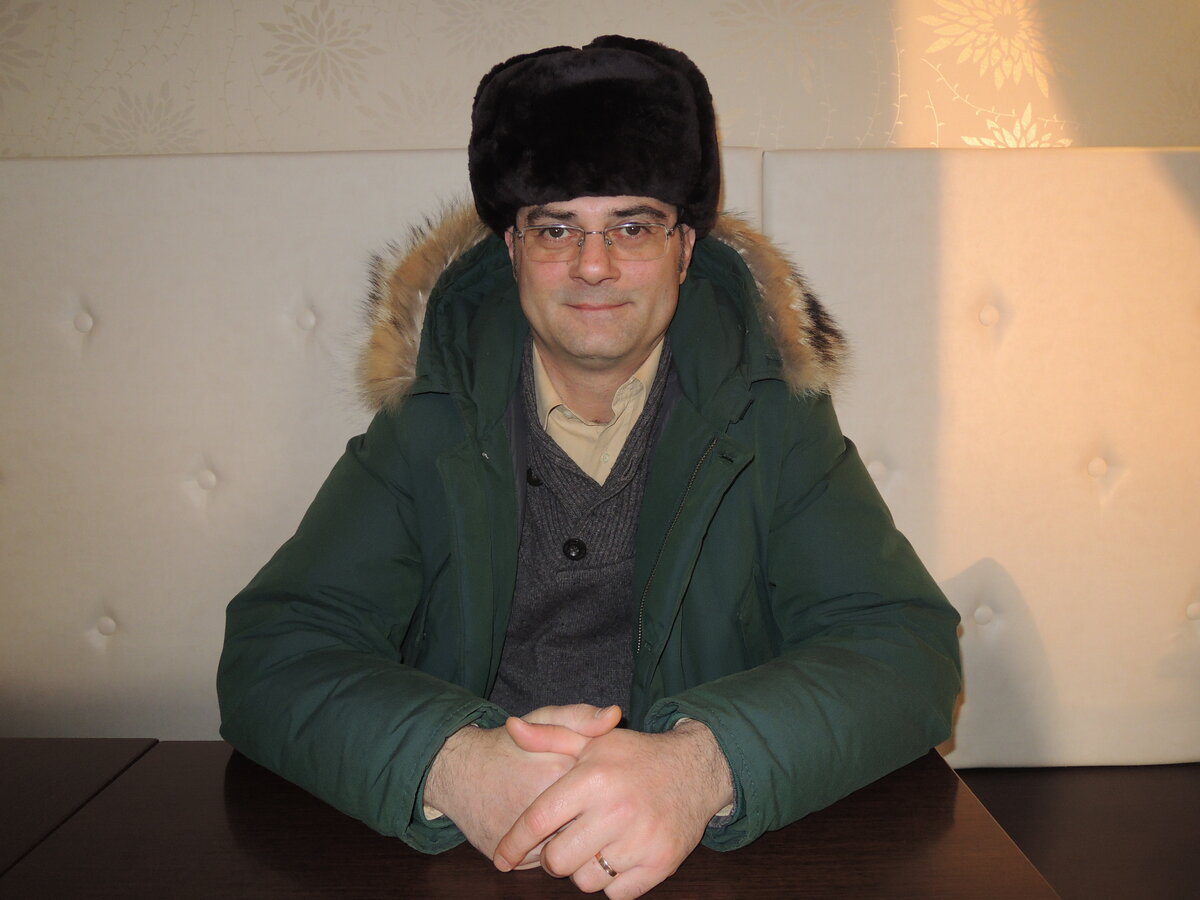 Лука не хочет снимать ушанку даже в помещении, но правила требуют