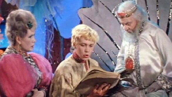 «Огонь, вода и медные трубы» (1967), где главный герой — некто Вася — читает Морскому Царю о приключениях майора Пронина автора Льва Овалова.