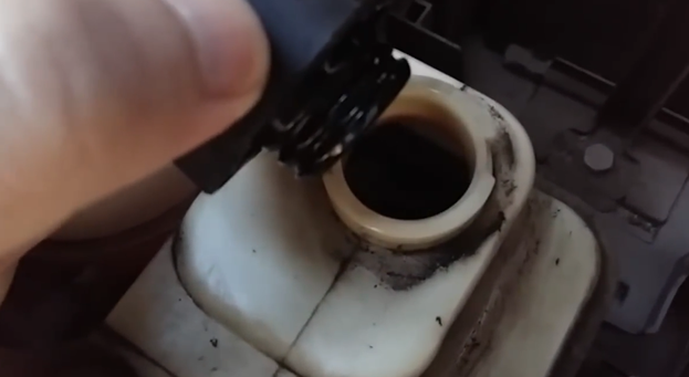 Проверка жидкости в бачке ГУРа